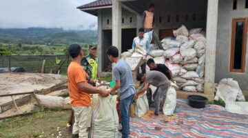 Dukung Swasembada Pangan Babinsa Bantu Petani Merontokkan Jagung